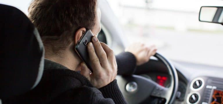 Urteil aus dem Verkehrsrecht: Uneinsichtigkeit bringt höheres Bußgeld nach Handyverstoß