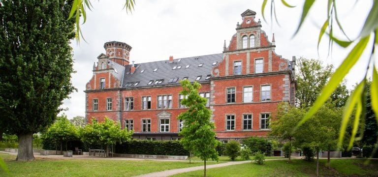 Welthospiztag mit Vernissage: Schloss Bernstorf öffnet am 14. Oktober seine Türen