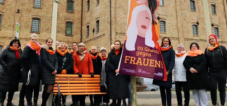 „Nein zu Gewalt gegen Frauen!“: Orange Bänke als Symbol gegen häusliche Gewalt