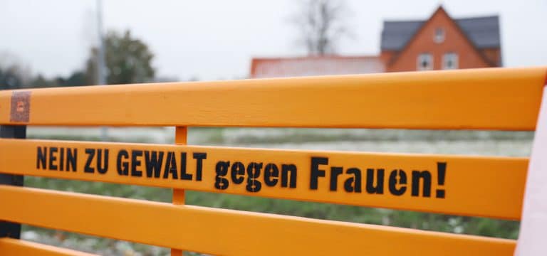 Wismar: Orangefarbene Bank steht jetzt an einem anderen sichtbaren Platz