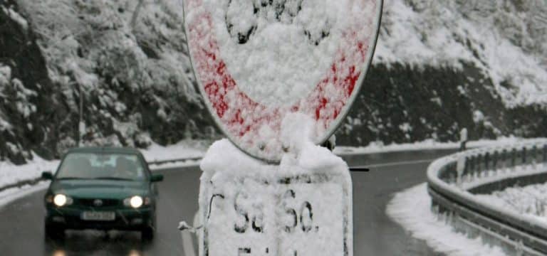 Winterliche Straßen: Darf man verschneite Verkehrsschilder ignorieren?