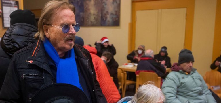 Kurz vor Feier für Obdachlose: Frank Zander wegen Schwäche in der Klinik