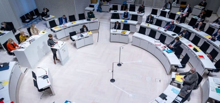 Landtag entscheidet über höhere Bezüge für Beamte