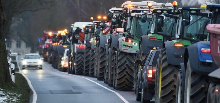 Bauern protestieren auf Autobahnbrücken und beim Ozeaneum