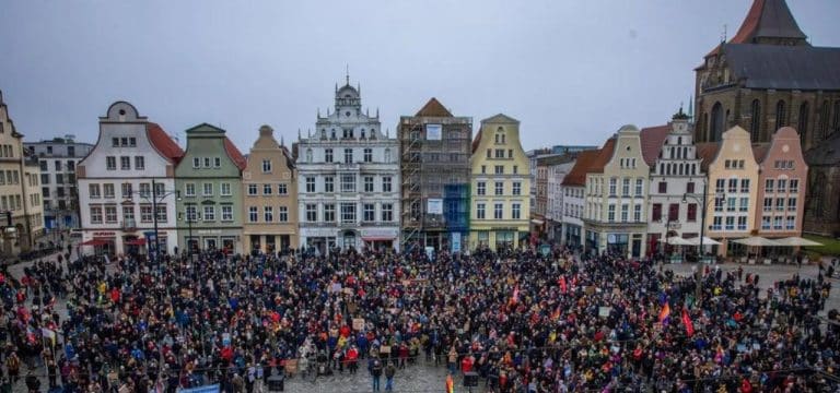 Tausende bei Demonstrationen gegen rechts in Rostock