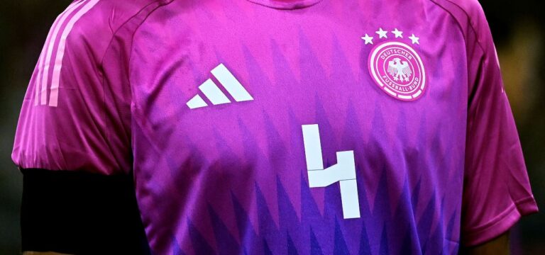 Nummer 4 fiel niemandem auf: DFB lässt neue Trikots wegen Nazi-Optik kurzfristig ändern