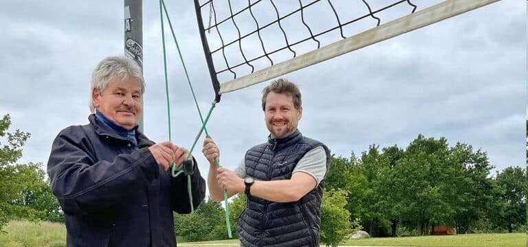 Wismar: Hallenwarte spannen Netz für Beachvolleyball im Bürgerpark