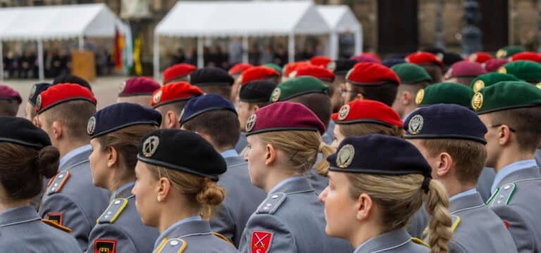 Grundgesetzänderung nötig: Ampel-Politiker offen für Frauen-Wehrdienst