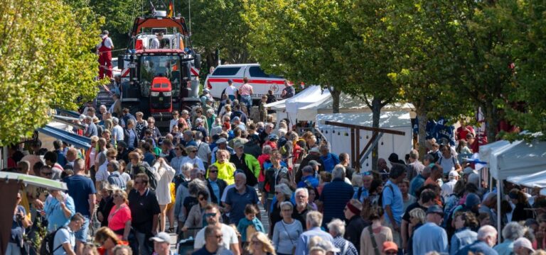 Seebrückenfest in Wustrow zieht Tausende Besucher an