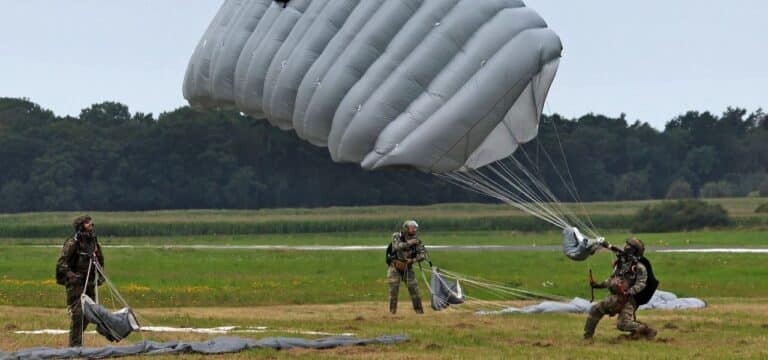 Fallschirmjäger üben in Mecklenburg-Vorpommern