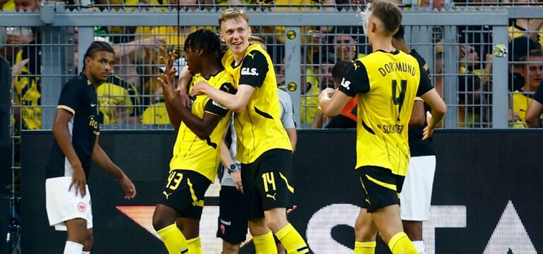 Gittens erlöst BVB mit Doppelpack, Fans protestieren mit Panzern