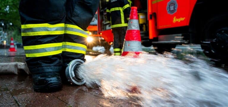 Brand einer Reithalle mit hohem Sachschaden in Schönberg