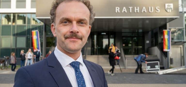 Großer Zulauf bei Demo gegen Verbannung der Regenbogenflagge