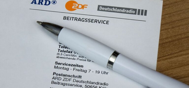 Karlsruhe muss entscheiden: ARD und ZDF wollen höheren Rundfunkbeitrag gerichtlich durchsetzen