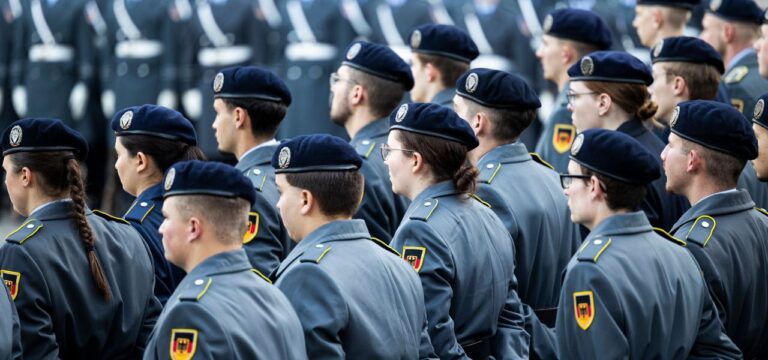 Umfrage der Bundeswehr: Mehrheit der Männer würde Deutschland verteidigen