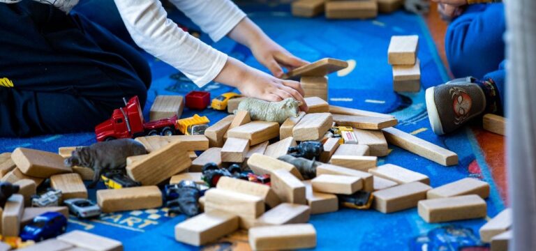 GEW: Mindestpersonalschlüssel für Kitas gesetzlich regeln