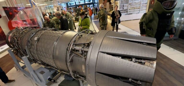 Jet-Triebwerk in Einkaufspassage – Bundeswehr sucht Kontakt