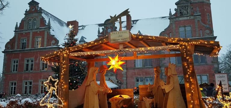 Weihnachtszauber im Schloss Bernstorf: Stimmungsvolle Lichterfahrt und Adventsmarkt 