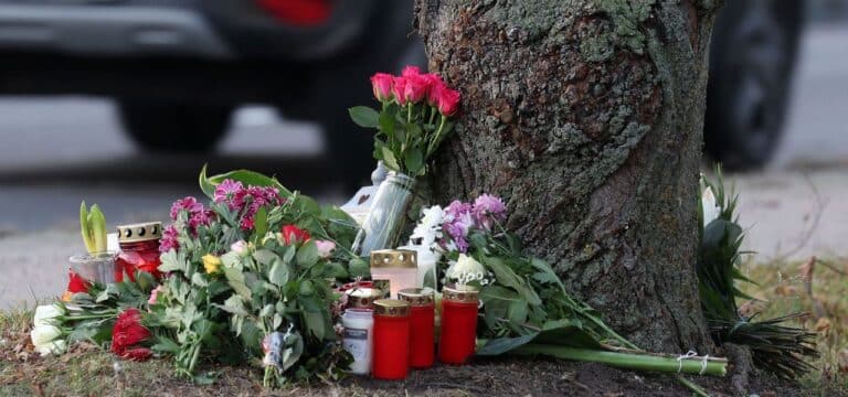 Frau wegen Fahrerflucht nach tödlichem Unfall vor Gericht