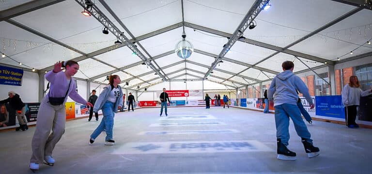 „Eisdisco“ steigt heute auf der Eisbahn in Wismar