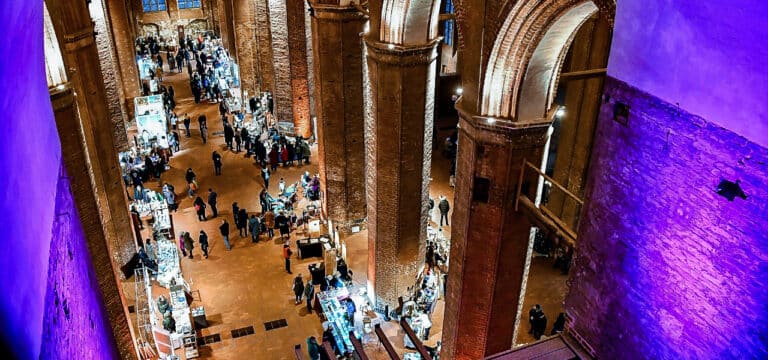 Wismar: Kunstmarkt in der St.-Georgen-Kirche eröffnet