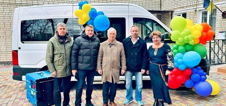 Kleinbus aus Wismar an ukrainische Partnerstadt übergeben