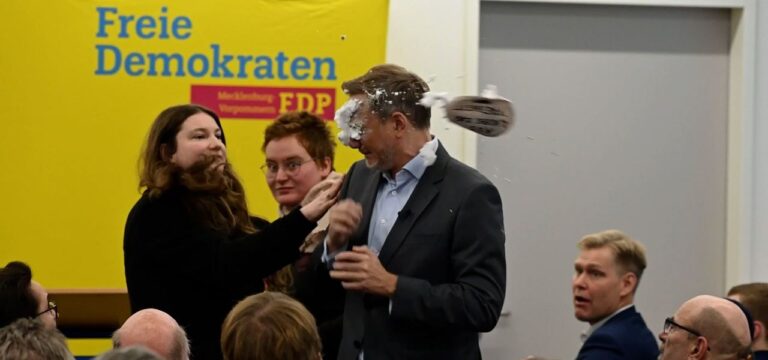 Angriff gegen FDP-Vorsitzenden: Schaumwurf auf Christian Lindner