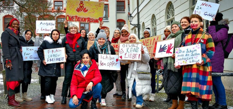 „One Billion Rising“: Tanz und Plakate gegen Gewalt gegen Frauen und Mädchen