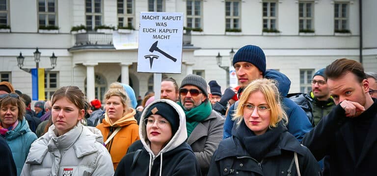 „Jugend rebelliert – Eilte applaudiert“: Demo gegen Linksextremismus in Wismar